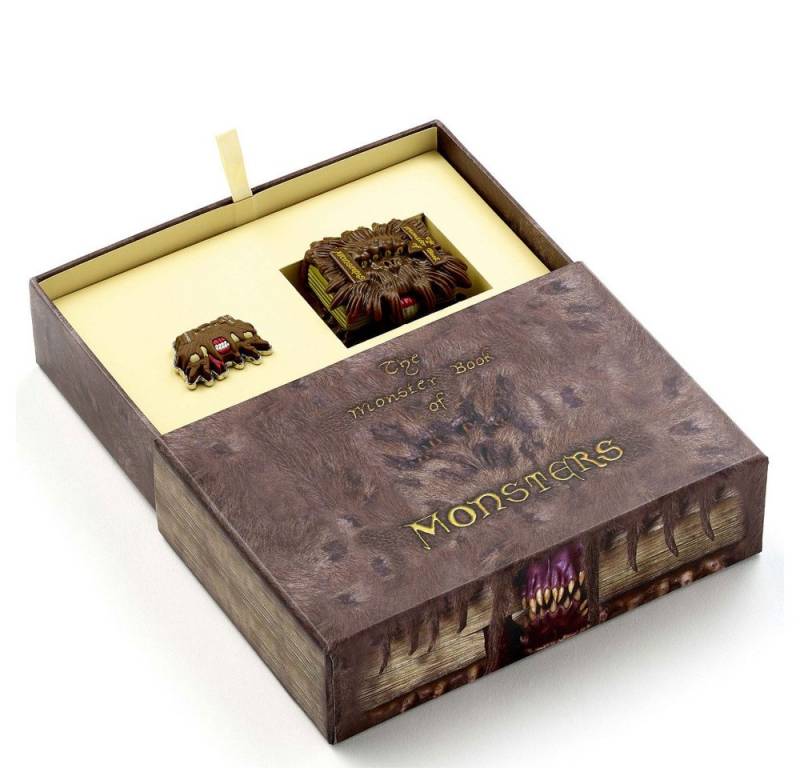 The Carat Shop Schlüsselanhänger Harry Potter: Monster Book Schlüsselanhänger und Ansteckpin Geschenkse von The Carat Shop