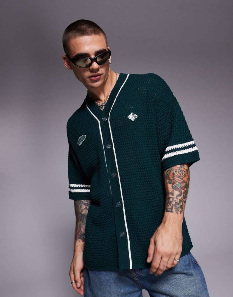 The Couture Club - Baseball-Strickshirt in Tannengrün mit Oversize-Passform von The Couture Club