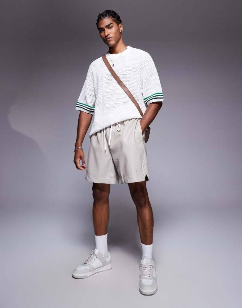 The Couture Club - Basketball-Shorts aus Kunstleder in Steinbeige-Neutral von The Couture Club