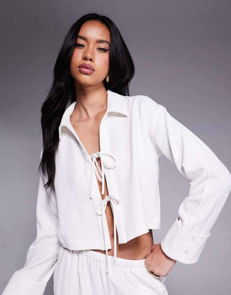 The Couture Club - Gewebte Hemdbluse in Beige mit gebundener Vorderseite, Kombiteil-Neutral von The Couture Club