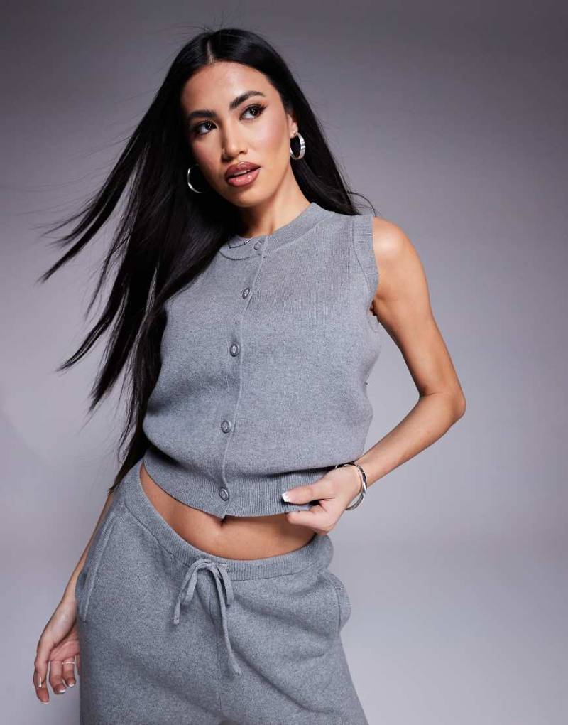 The Couture Club - Grau meliertes Strick-Oberteil im Westenstil mit Knopfleiste, Kombiteil von The Couture Club