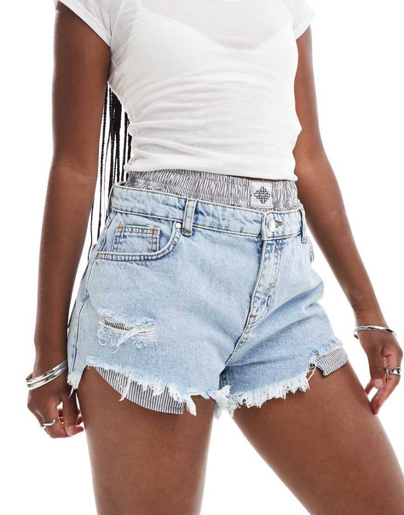 The Couture Club - Jeans-Shorts in hellblauer Waschung mit zweilagigem Bund mit Boxershorts-Detail von The Couture Club