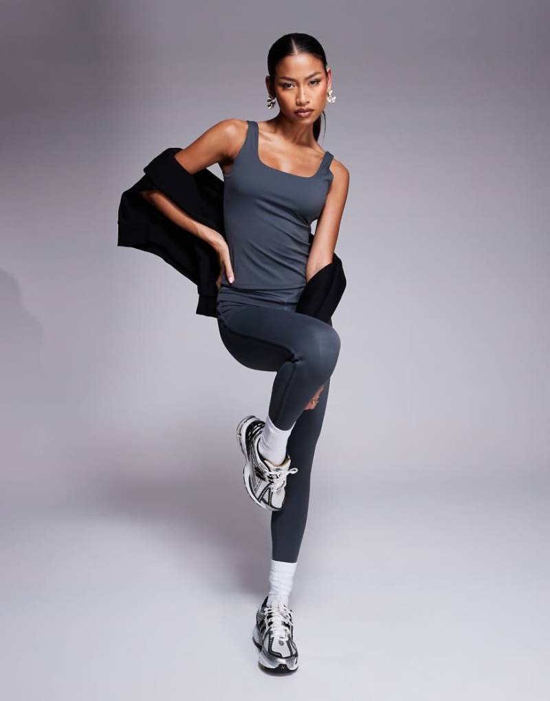 The Couture Club - Leggings aus formendem Stretch-Stoff in Anthrazit mit überkreuztem Bund, Kombiteil-Grau von The Couture Club