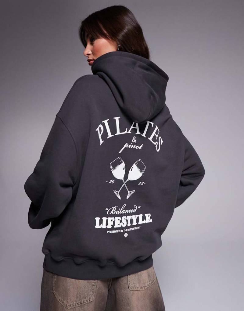 The Couture Club - Oversize-Kapuzenpullover in Anthrazit mit „Pilates und Pinot"-Grafik-Grau von The Couture Club