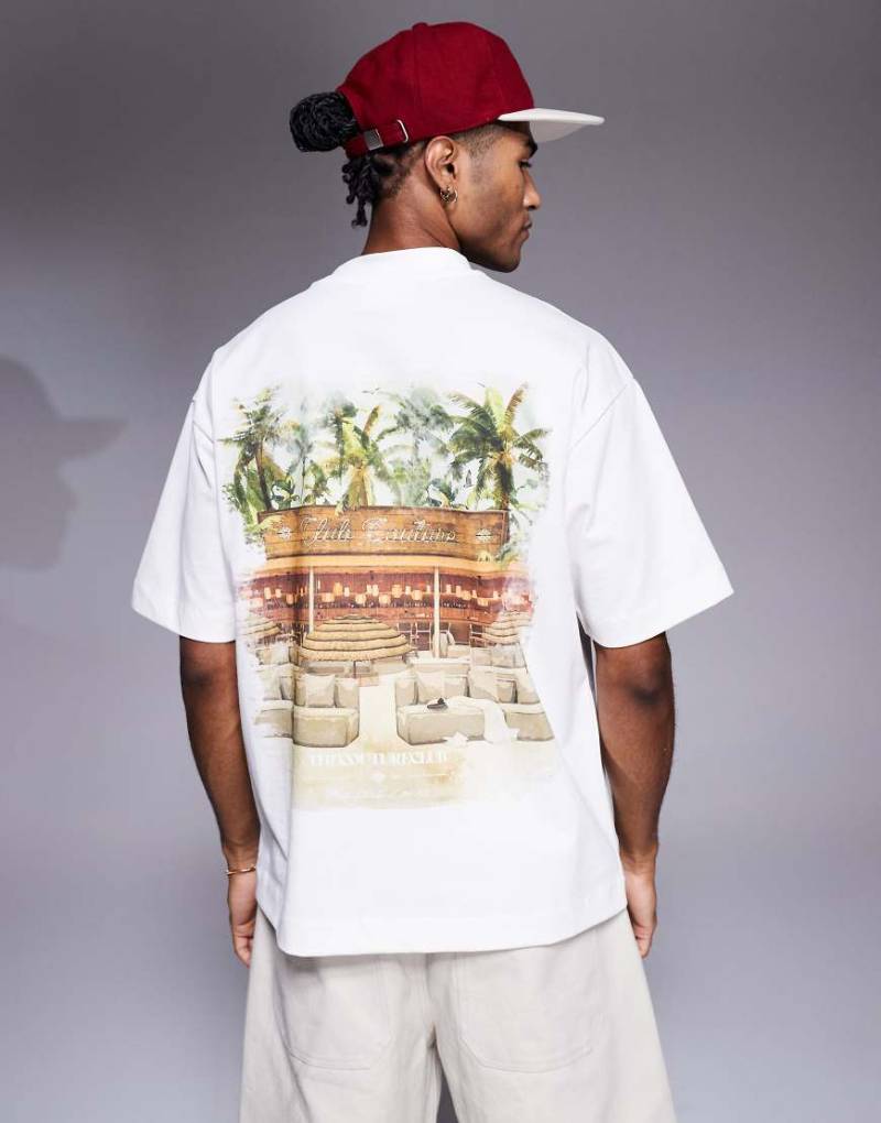 The Couture Club - Oversize-T-Shirt in Wollweiß mit Landschafts-Print auf dem Rücken von The Couture Club