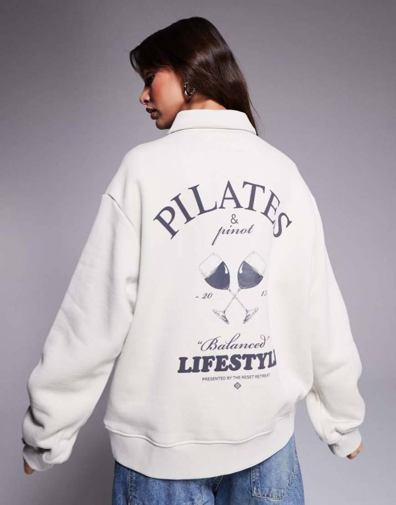 The Couture Club - Polopullover in Wollweiß mit „Pilates und Pinot"-Grafik und Knopfleiste von The Couture Club