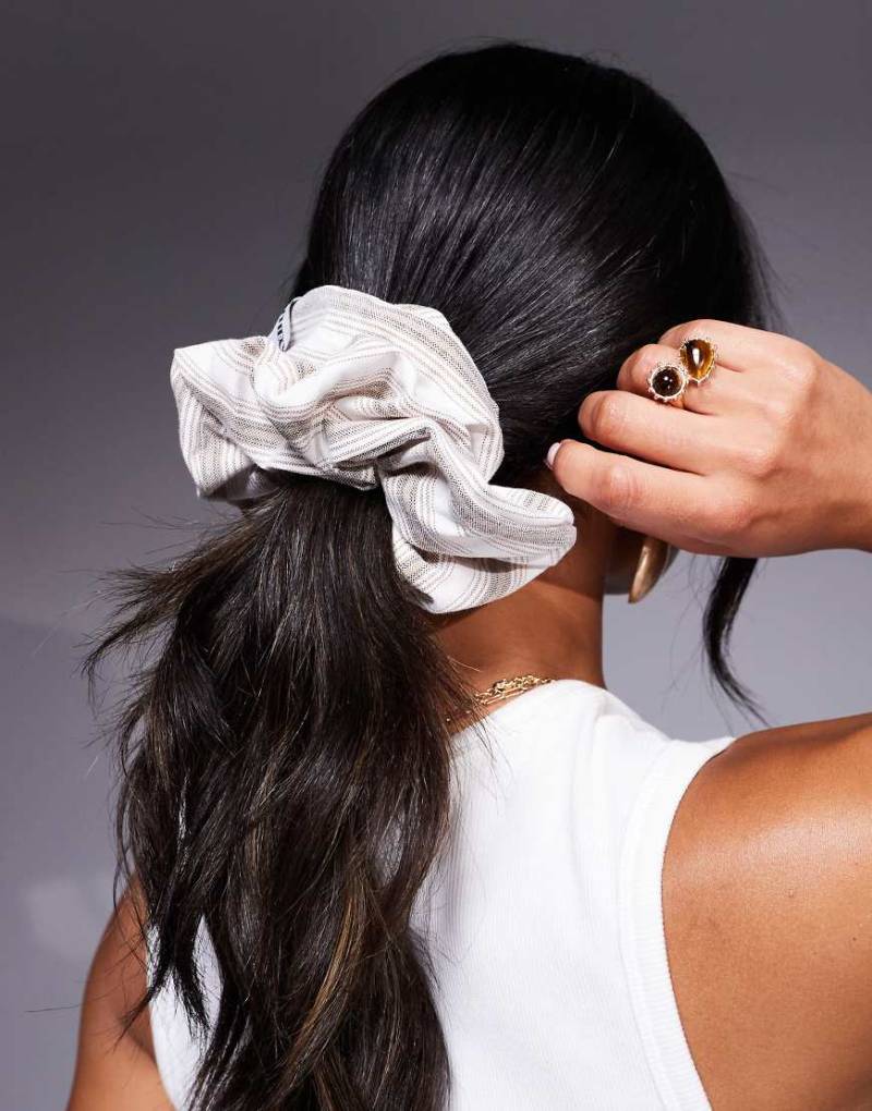 The Couture Club - Scrunchie-Haargummi in Beige mit Streifenmuster-Neutral von The Couture Club