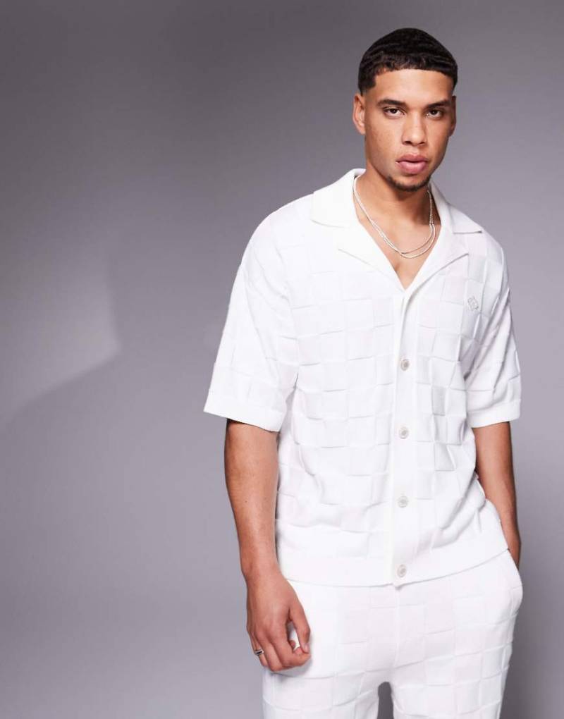 The Couture Club - Strick-Hemd in gebrochenem Weiß mit Schachbrettmuster, Kombiteil von The Couture Club