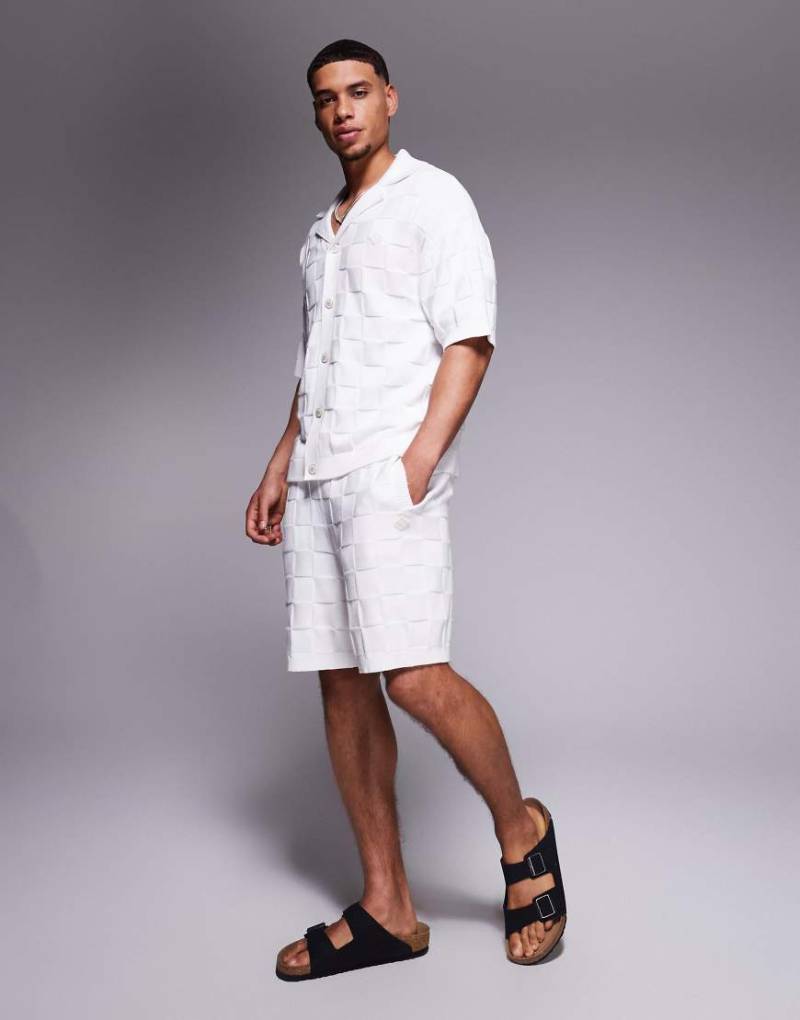 The Couture Club - Strick-Shorts in gebrochenem Weiß mit Schachbrettmuster, Kombiteil von The Couture Club