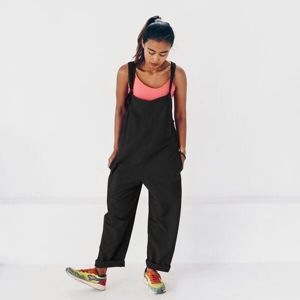 The Driftwood Tales Bequeme, geräumige Baumwoll / Leinen / Viskose Latzhose mit Seitentaschen von The Driftwood Tales