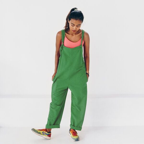 The Driftwood Tales Bequeme, geräumige Baumwoll / Leinen / Viskose Latzhose mit Seitentaschen von The Driftwood Tales