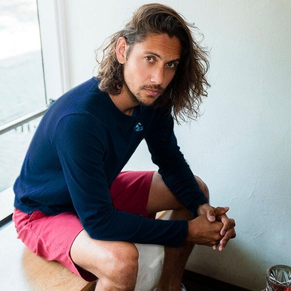 The Driftwood Tales Blaues Langarm T-Shirt mit japanischer Stickerei (Kanagawa Golf) von The Driftwood Tales