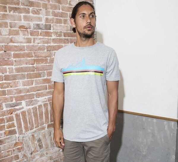 The Driftwood Tales Rundhals Tshirt mit Weltmeister im Radfahren von The Driftwood Tales