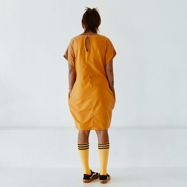 The Driftwood Tales Weit geschnittenes Baumwoll-/Leinenkleid mit zwei Seitentaschen von The Driftwood Tales