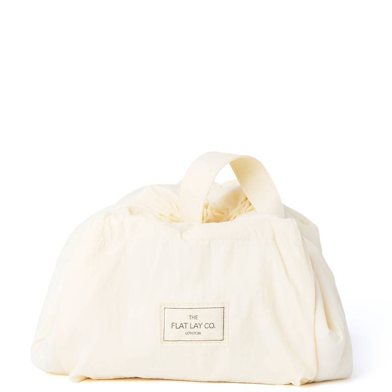 The Flat Lay Co. Drawstring Makeup Bag in Vanilla Parachute von The Flat Lay Co.