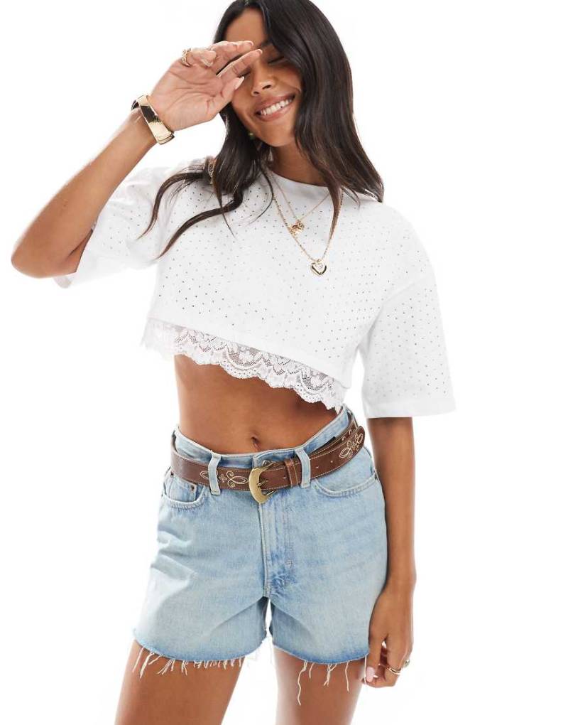 The Frolic - Exclusive - Cropped-Top in Weiß mit Oversize-Passform, Spitzendetails und Strassverzierung von The Frolic