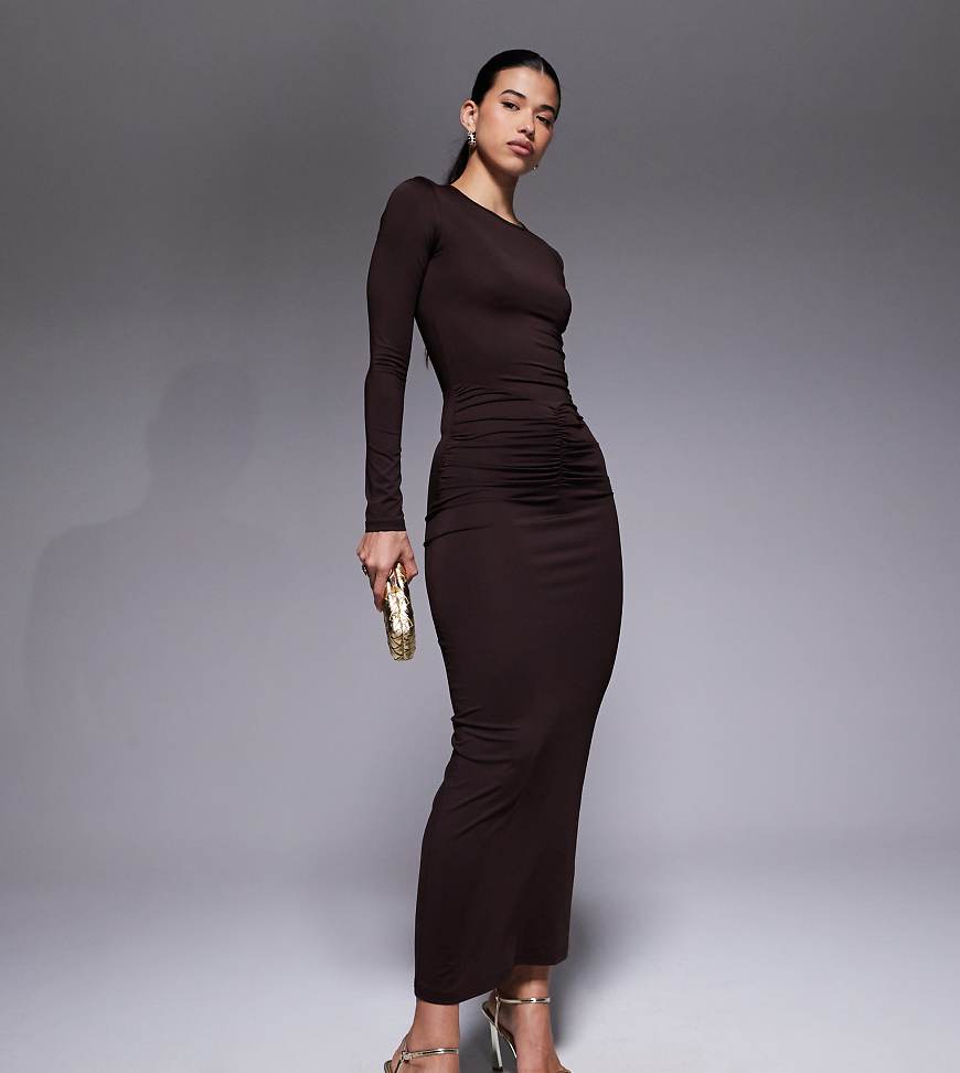 The Frolic - Exclusive - Figurbetontes Maxikleid in Schokobraun mit geraffter Taillenpartie und Schwalbenschwanzsaum-Brown von The Frolic