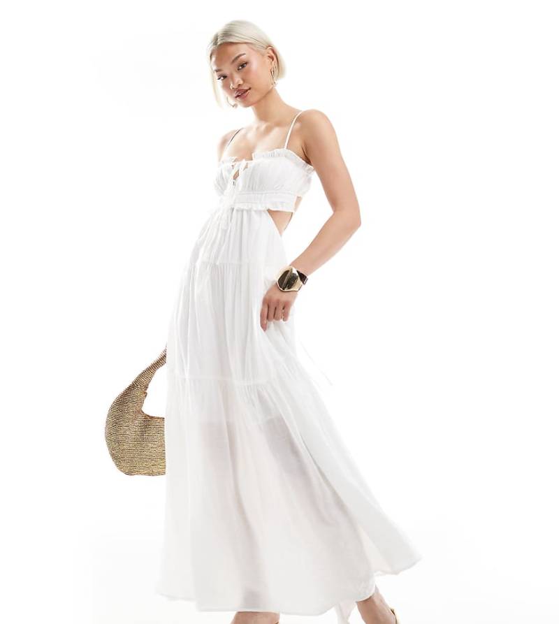 The Frolic Exclusive - Gestuftes Maxikleid in Weiß mit Rüschenbesatz, Rückenausschnitt und Bindeband vorne von The Frolic