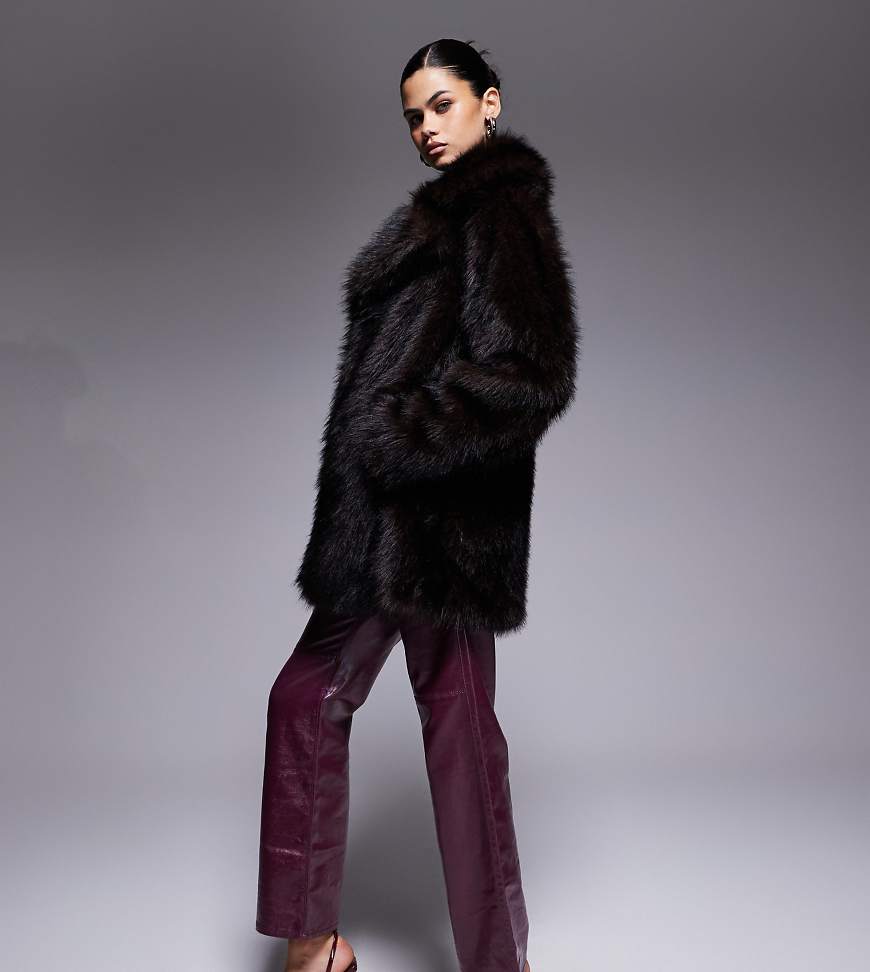 The Frolic - Exclusive - Kunstpelzjacke in Braun mit Oversize-Kragen-Brown von The Frolic