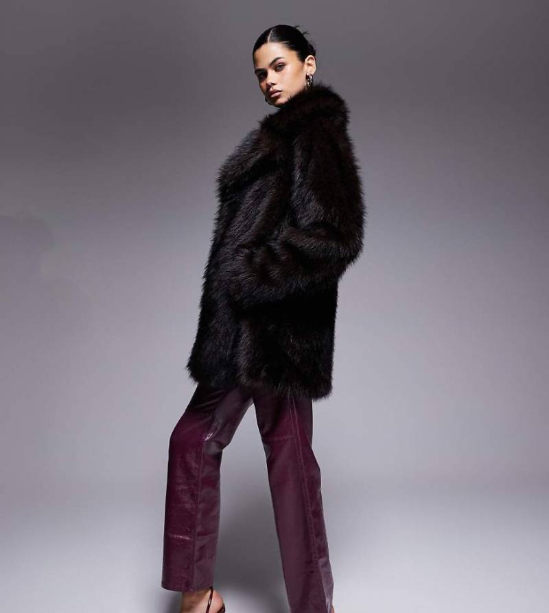 The Frolic - Exclusive - Kunstpelzjacke in Braun mit Oversize-Kragen-Brown von The Frolic