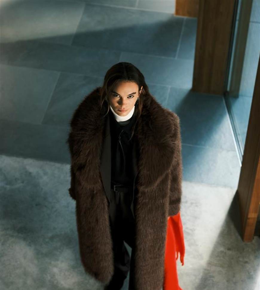 The Frolic - Exclusive - Mantel aus Kunstpelz in Braun mit Oversize-Kragen-Brown von The Frolic