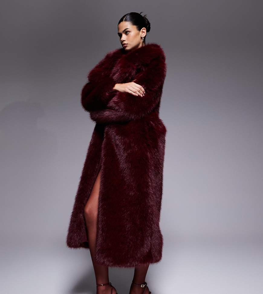 The Frolic - Exclusive - Maxi-Mantel aus Kunstpelz in dunklem Kirschrot mit Oversize-Kragen von The Frolic