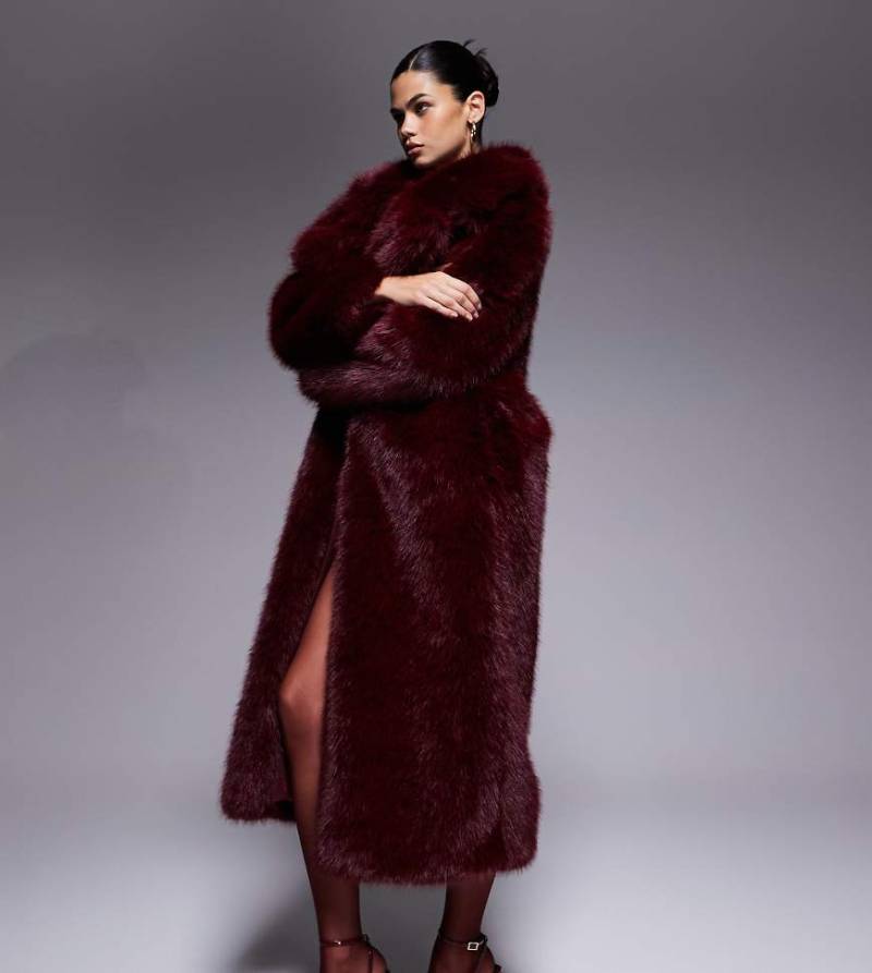 The Frolic - Exclusive - Maxi-Mantel aus Kunstpelz in dunklem Kirschrot mit Oversize-Kragen von The Frolic