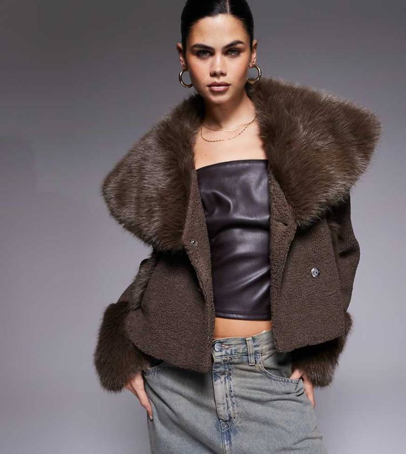 The Frolic - Exclusive - Oversize-Jacke aus Bouclé in Schokobraun mit Kragen- und Manschettendetail aus Kunstpelz-Brown von The Frolic