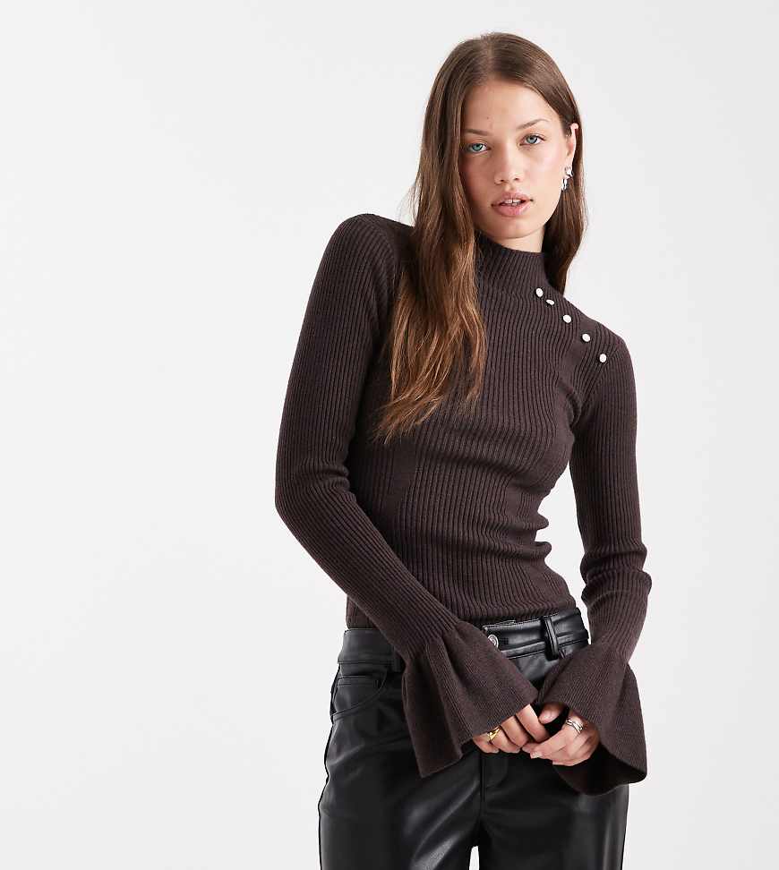 The Frolic - Exklusiv - Gerippter Pullover in Schokobraun mit Perlendetail und ausgestellten Ärmeln-Brown The Frolic - Exklusiv - Gerippter Pullover in Schokobraun mit Perlendetail und ausgestellten Ärmeln-Brown von The Frolic