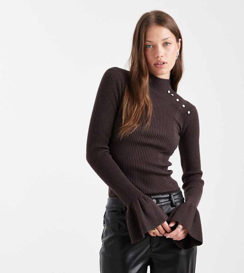 The Frolic - Exklusiv - Gerippter Pullover in Schokobraun mit Perlendetail und ausgestellten Ärmeln-Brown von The Frolic