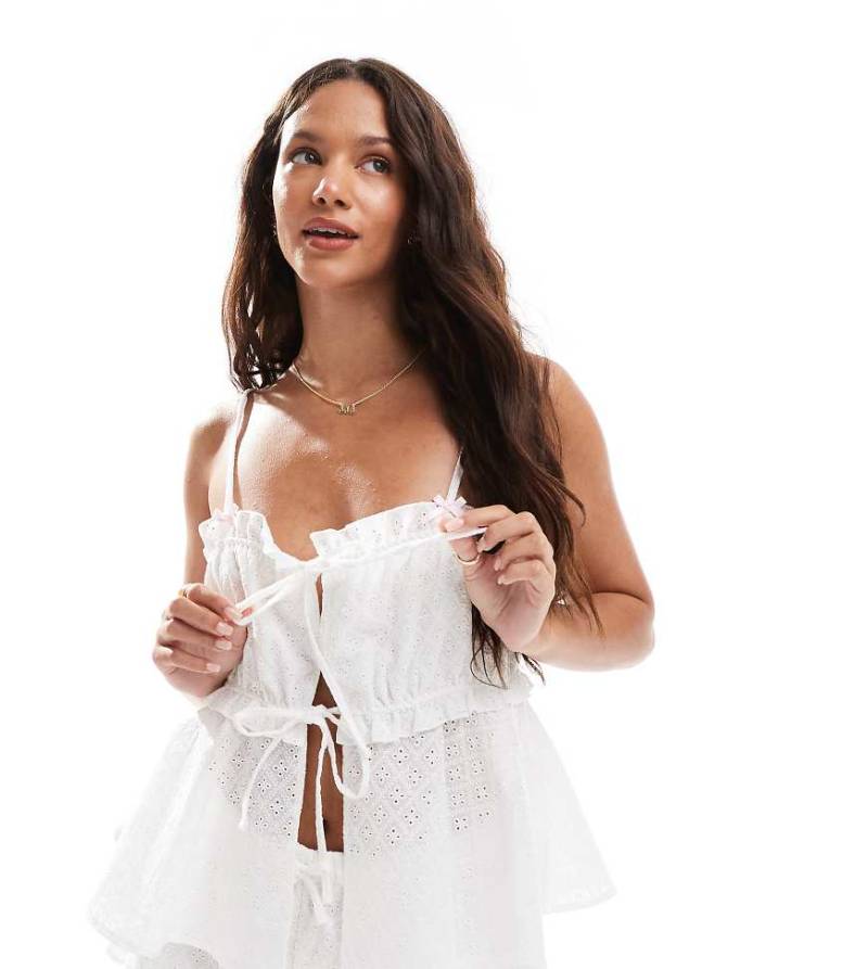 The Frolic - Exklusiv - Gestuftes Pyjama-Oberteil in Weiß mit Lochstickerei und offener gebundener Vorderseite, Kombiteil von The Frolic