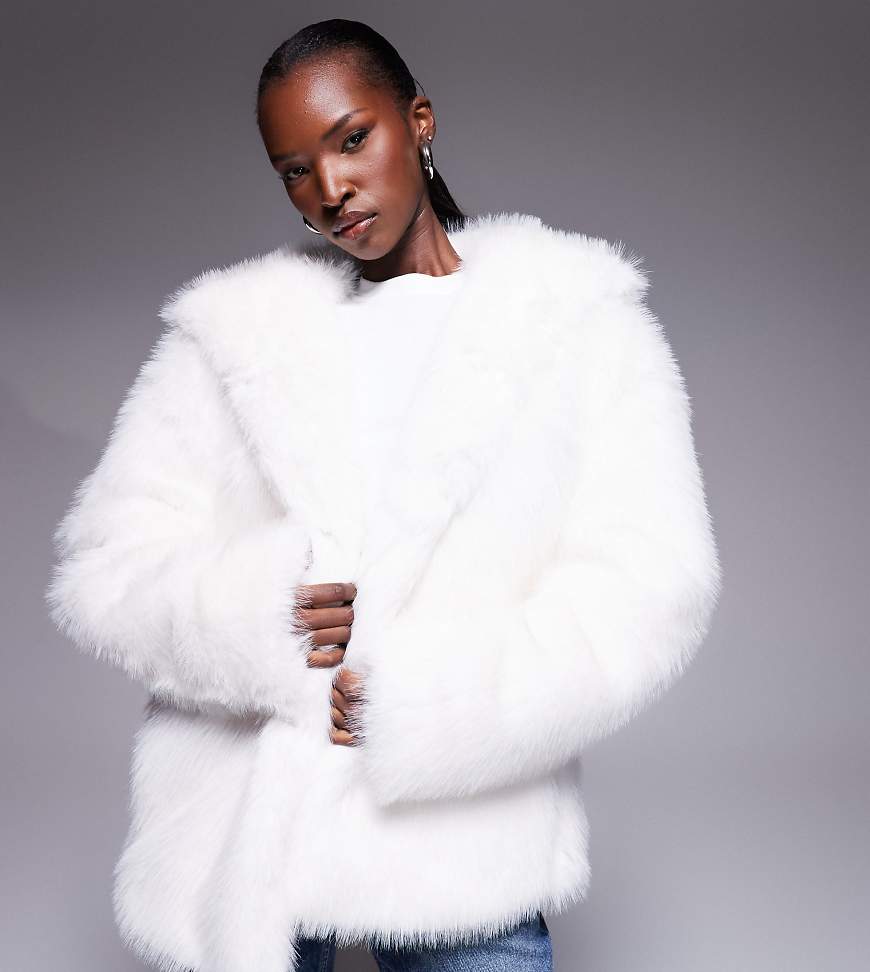 The Frolic - Exklusiv - Kapuzenjacke aus Kunstpelz in Creme-Weiß von The Frolic