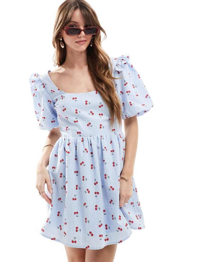 The Frolic - Exklusiv - Kurzes, gesmoktes Babydollkleid in Blau mit Karomuster und Kirschprint, Puffärmeln und Rüschen von The Frolic