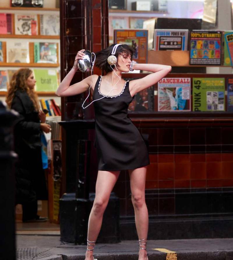 The Frolic Exklusiv - Satin-Minikleid in Schwarz mit Strassbesatz und tiefem Rückenausschnitt mit Schleifendetail von The Frolic