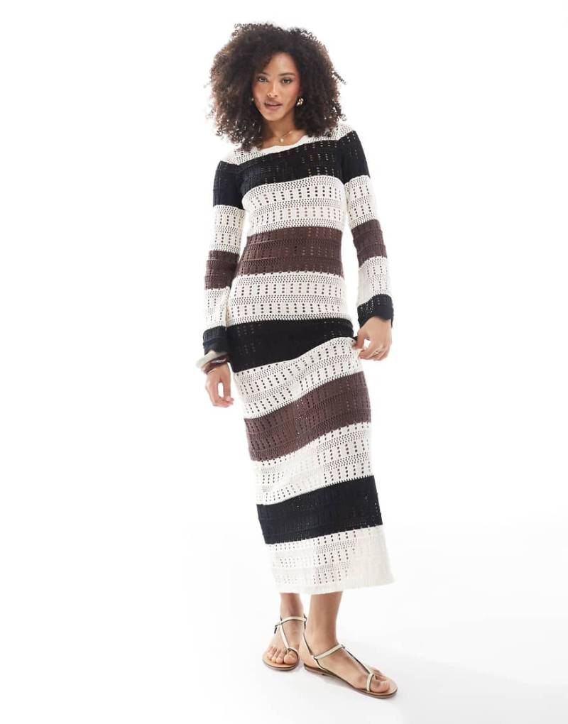 The Frolic - Exklusiv - Langärmliges Strand-Maxikleid aus Häkelstrick mit gleichfarbigen Streifen-Braun von The Frolic