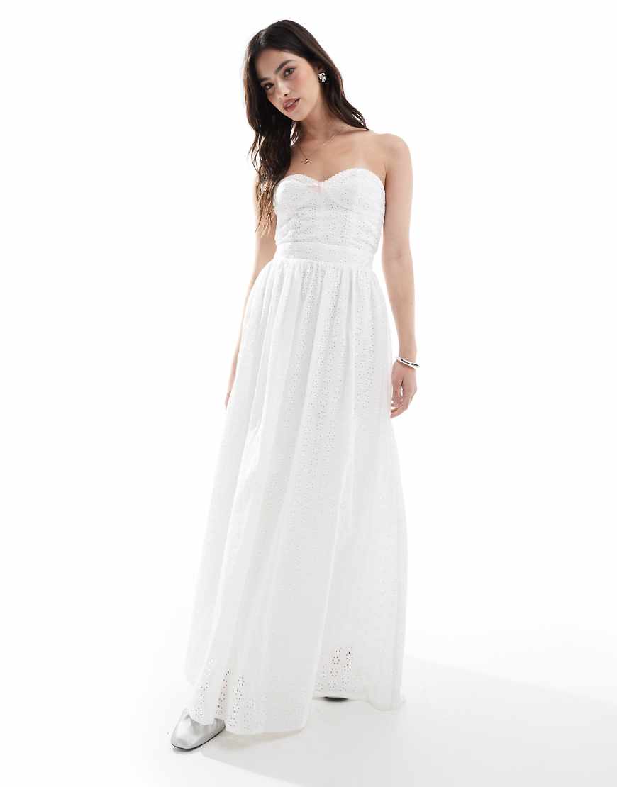 The Frolic - Exklusiv - Trägerloses Maxikleid in Weiß mit Herzausschnitt, Lochstickerei und Schleifendetail von The Frolic