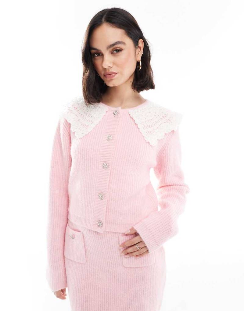 The Frolic - Exklusive, flauschige Strickjacke in Rosa mit gehäkeltem Kragen und Strassknöpfen, Kombiteil von The Frolic