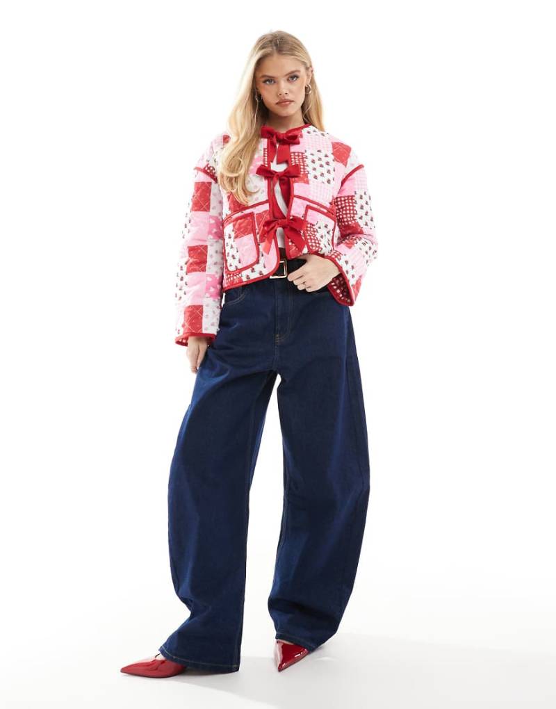 The Frolic - Exklusiv - Gesteppte Wendejacke mit Schleifen auf der Vorderseite, rotem Vichy-Karo und buntem Patchwork-Print von The Frolic