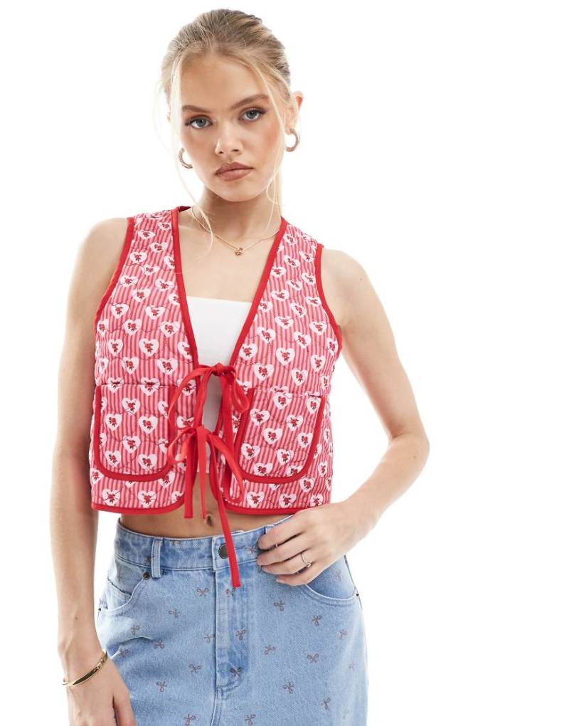 The Frolic - Exklusiv - Wendbare Weste mit Streifen, Blumen-Print und gestepptem Herzmuster in Rosa und Rot und Bindedetails vorne-Bunt von The Frolic