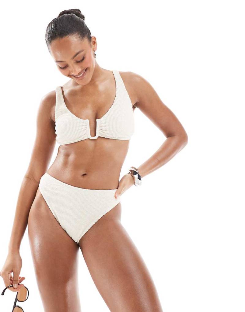 The Frolic - Exklusive Bikinihose in Cremeweiß mit Kräuselstruktur und hohem Beinausschnitt, Kombiteil von The Frolic