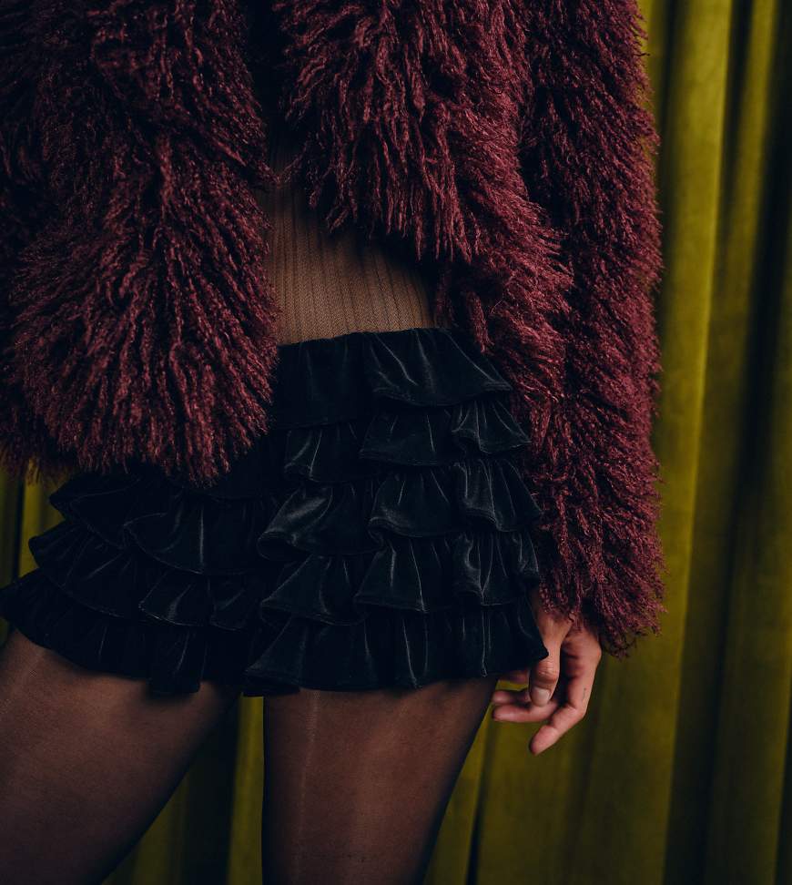 The Frolic - Exklusive Bloomer-Shorts aus Samt in Schwarz mit Rüschen, Kombiteil von The Frolic