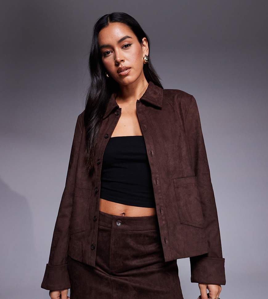 The Frolic - Exklusive Jacke aus Wildlederimitat in Schokobraun mit Tasche vorne und breiten Manschetten, Kombiteil-Brown von The Frolic