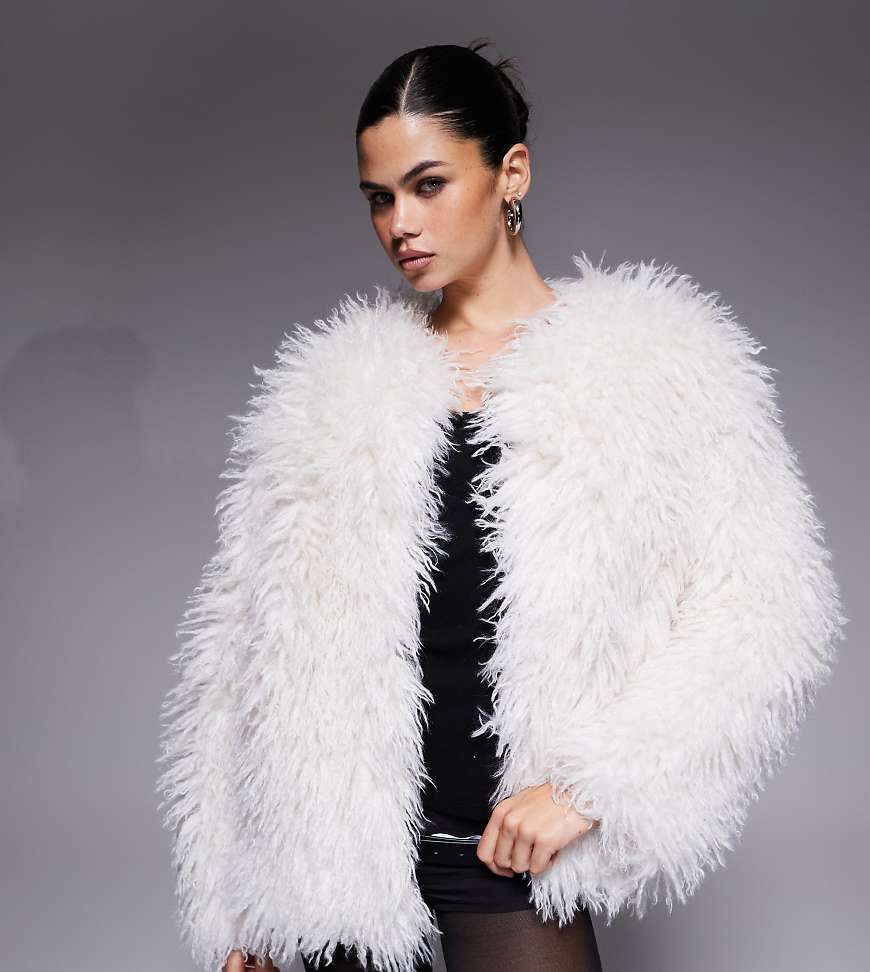 The Frolic - Exklusive Oversize-Jacke aus zotteligem Kunstpelz in Cremeweiß von The Frolic