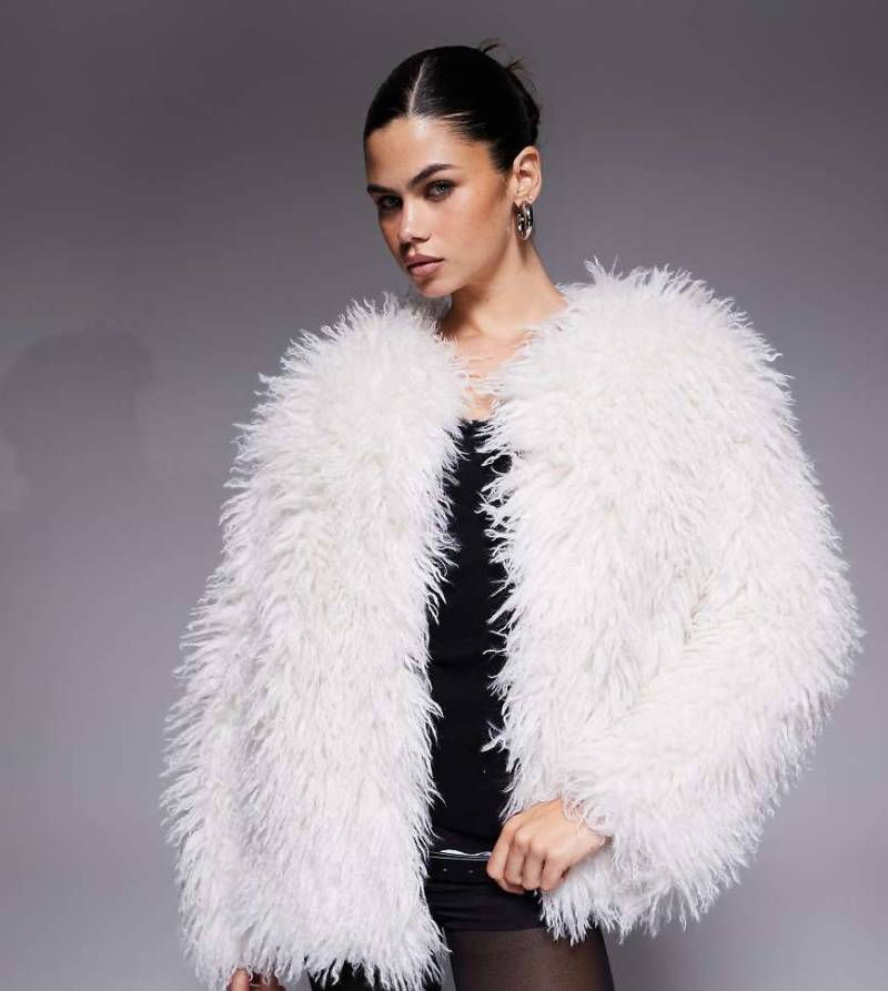 The Frolic - Exklusive Oversize-Jacke aus zotteligem Kunstpelz in Cremeweiß The Frolic - Exklusive Oversize-Jacke aus zotteligem Kunstpelz in Cremeweiß von The Frolic