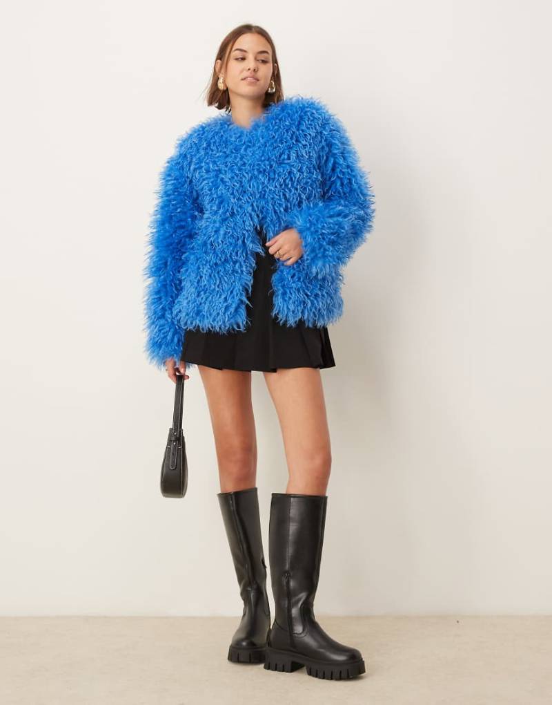 The Frolic - Exklusive Oversize-Jacke aus zotteligem Kunstpelz in Kobaltblau von The Frolic