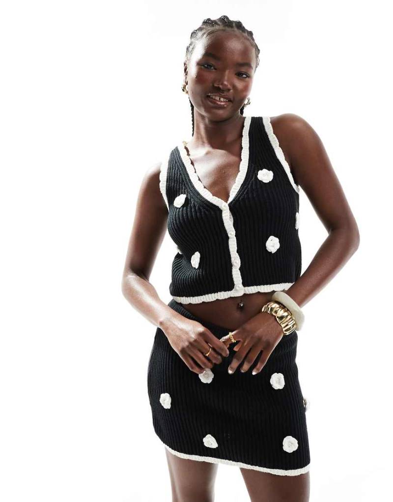 The Frolic - Exklusive Strandweste aus Strick in Schwarz und Creme mit Perlen- und Blumen-Applikation, Kombiteil von The Frolic