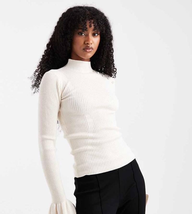 The Frolic - Exklusiver, gerippter Strickpullover in Cremeweiß mit Perlendetail und ausgestellten Ärmeln von The Frolic