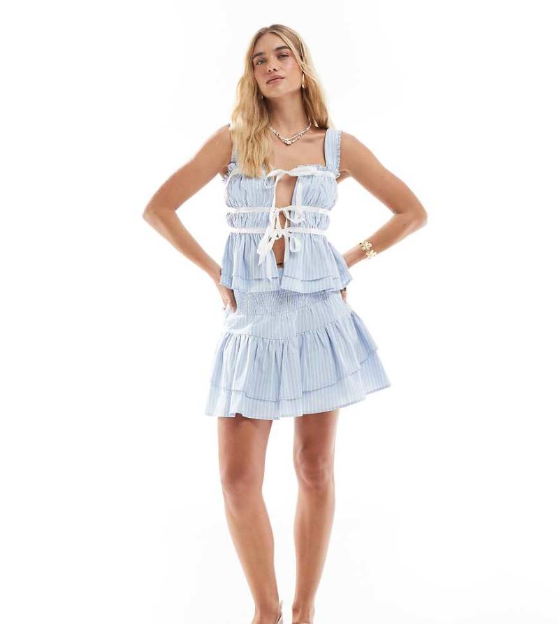 The Frolic - Exklusiver, gestufter Mini-Rüschenrock aus Popeline in gestreiftem Blau, Kombiteil von The Frolic