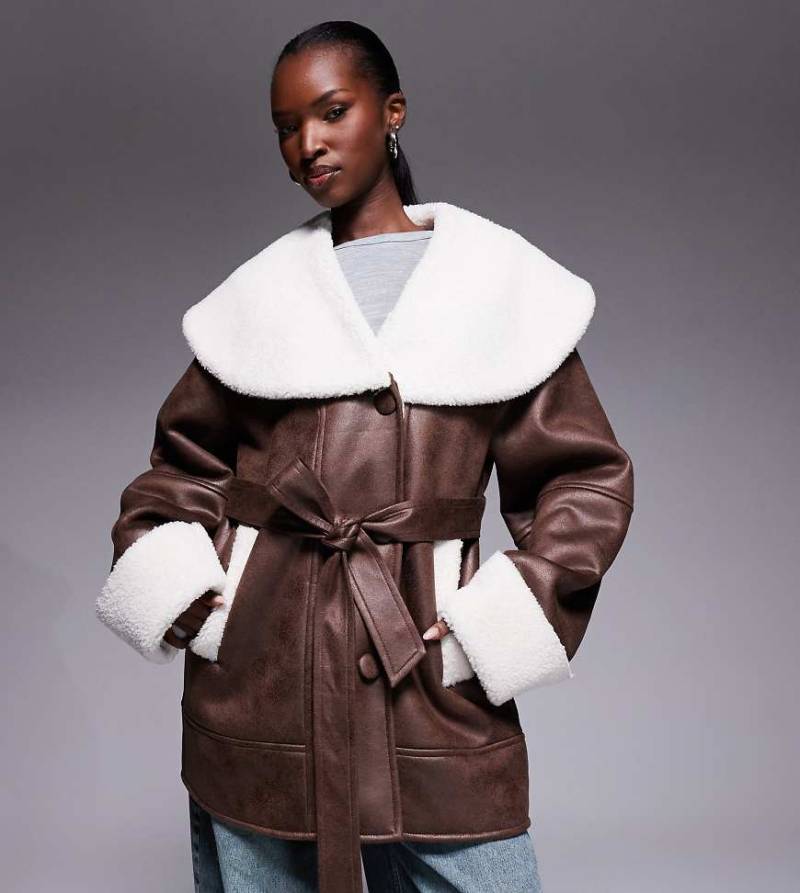 The Frolic - Exklusiver Mantel in Braun mit kontrastierendem Teddyfell in Lammfell-Optik in Creme und Gürtel-Brown The Frolic - Exklusiver Mantel in Braun mit kontrastierendem Teddyfell in Lammfell-Optik in Creme und Gürtel-Brown von The Frolic
