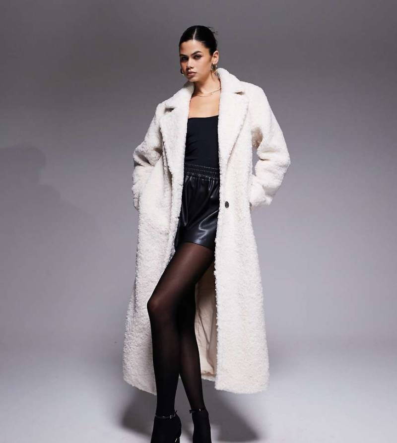 The Frolic - Exklusiver Maximantel aus Teddyfell in Cremeweiß mit Kragen von The Frolic